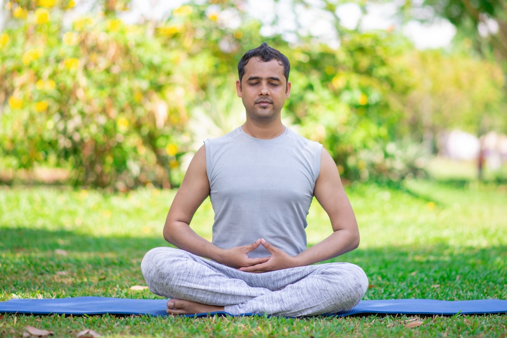 seduta meditativa con dhyana mudra